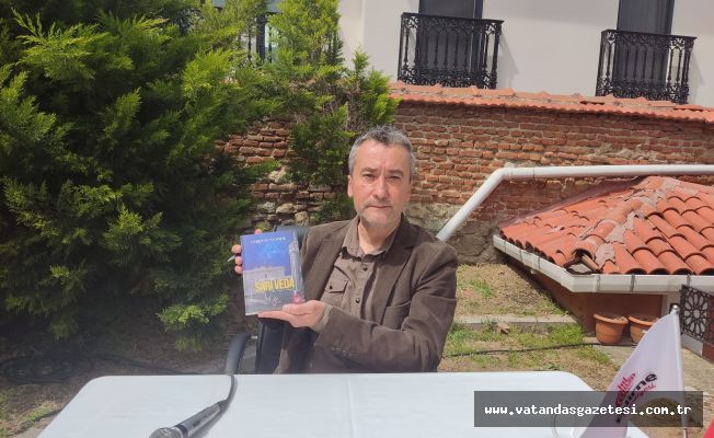 ÖZAYDINLIK, D’ANDERNE SARI VEDA KİTABINI SEVENLERİ İÇİN İMZALADI ÖZAYDINLIK, D’ANDERNE SARI VEDA KİTABINI SEVENLERİ İÇİN İMZALADI
