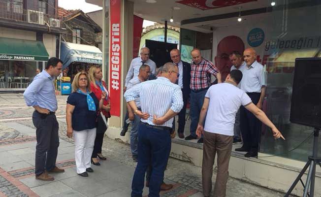 Seçim Bürosunun Camlarını Kırdılar Seçim Bürosunun Camlarını Kırdılar