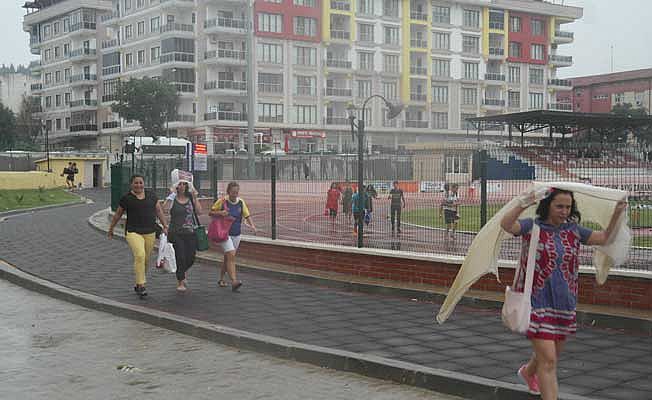 Atletizm Şampiyonasına Yağmur Engeli Atletizm Şampiyonasına Yağmur Engeli