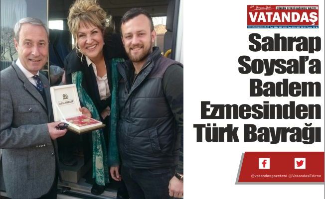 Sahrap Soysal’a Badem  Ezmesinden Türk Bayrağı