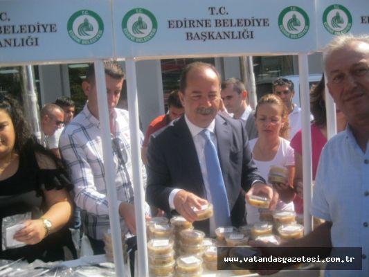 EDİRNE BELEDİYESİ AŞURE DAĞITTI