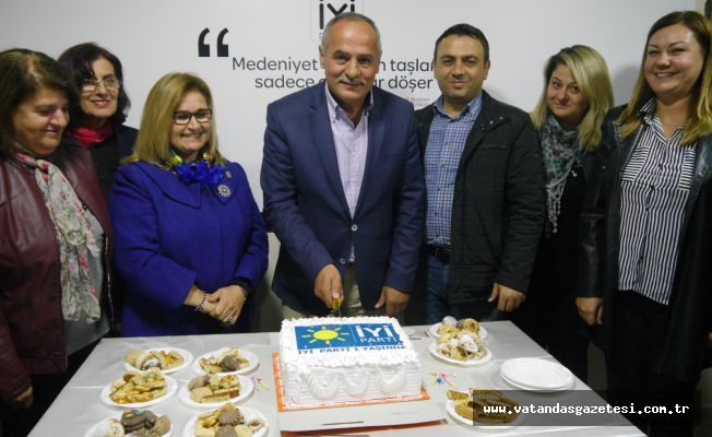 1’İNCİ YILDÖNÜMÜNÜ, PASTA KESEREK KUTLADILAR