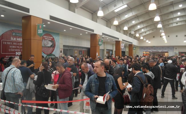 KİTAP FUARINDA YILMAZ ÖZDİL RÜZGARI