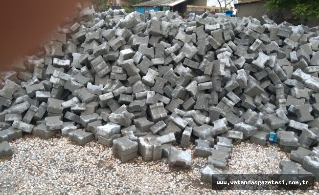 PARKE TAŞLARI  YOL YAPIMI İÇİN VERİLDİ