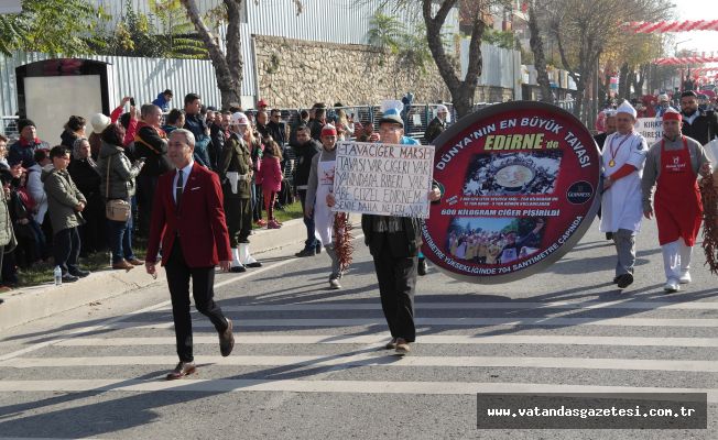 GEÇİT TÖRENİNDE TAVAYLA YÜRÜDÜLER