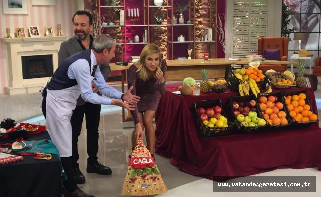 ÇAĞLA ŞİKEL EDİRNE SÜPÜRGESİ İLE STÜDYO SÜPÜRDÜ