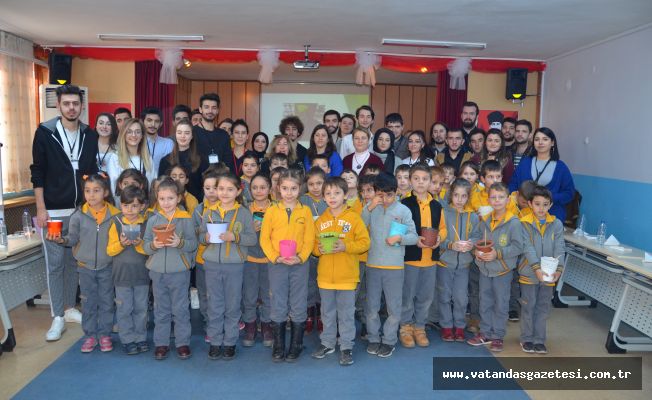 İLKOKUL ÖĞRENCİLERİ SAKSILARA ÇİÇEK TOHUMLARI EKTİLER