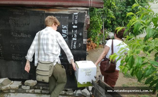 MİSKİNLER ERZAK İÇİN TOPLANIYOR