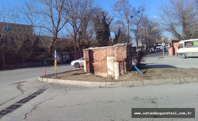 TARİHİ ÇEŞME KALINTISI TEHLİKE SAÇIYOR