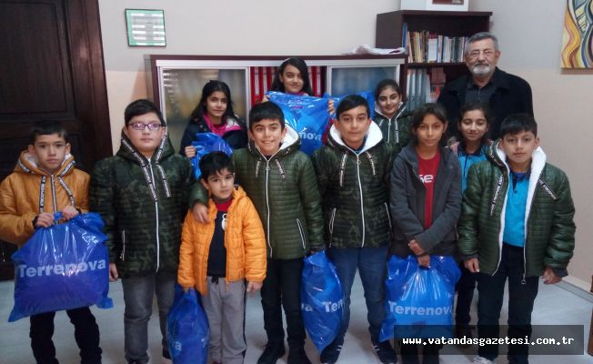 YIRTIK AYAKKABIYLA GEZENLER ANLAR!