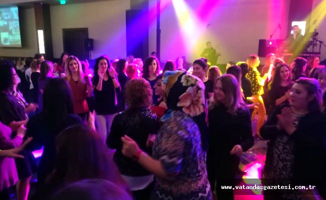 BAŞARIYI EĞLENEREK KUTLADILAR