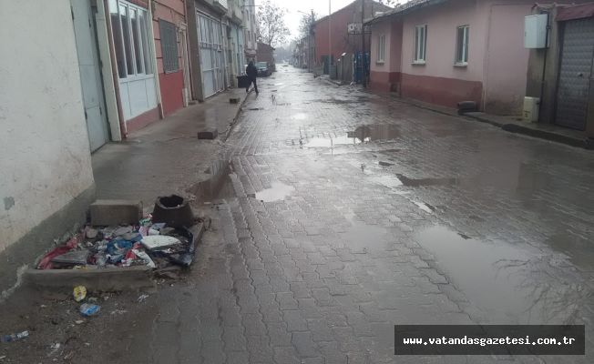 YAĞIŞLI  HAVALARDA SOKAKLAR GÖL OLUYOR