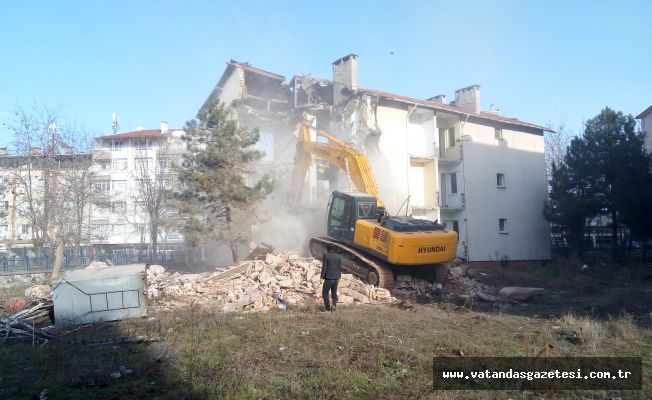 YATAKLARINDAN KALDIRIP YIKMAYA BAŞLADILAR!