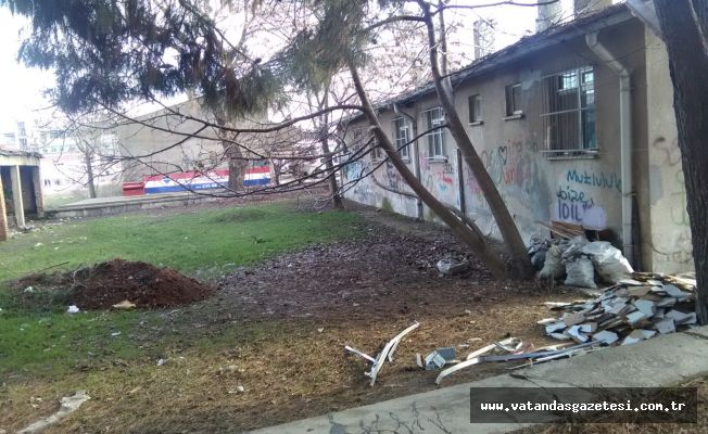 BİNA AVLUSU AKŞAMCILARIN MEKANI GİBİ