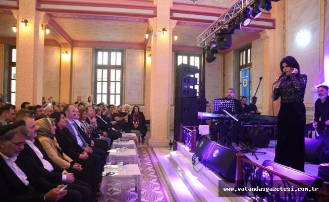 YASMİN LEVİ BÜYÜLEDİ