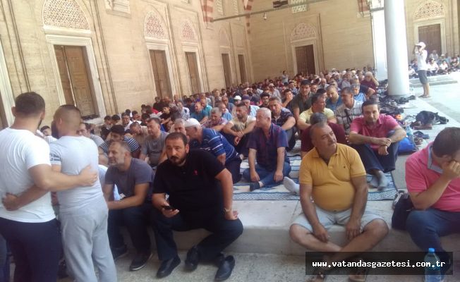  CUMA NAMAZINDA SELİMİYENİN  İÇİ DIŞI DOLDU