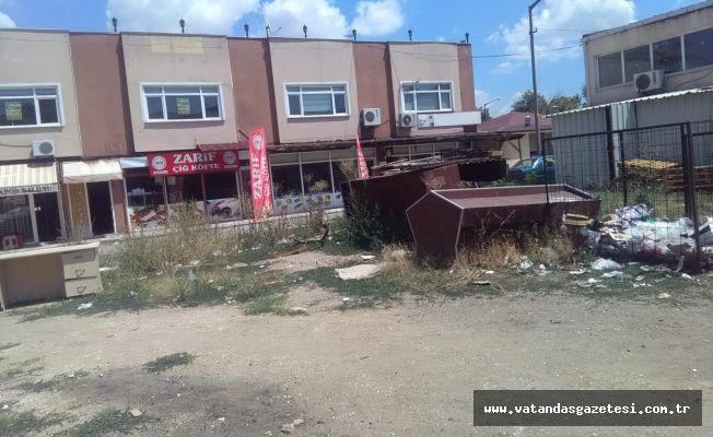 İKİ SÜPERMARKET YANINA BU KİRLİLİK YAKIŞMIYOR