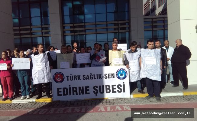 SAĞLIK ÇALIŞANLARINDAN ÇUVALLI PROTESTO