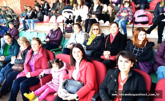 TRİBÜNDE ‘KADIN’ EGEMENLİĞİ