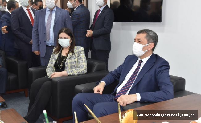 Bakan Selçuk, AK Parti İl Başkanlığını ziyaret etti