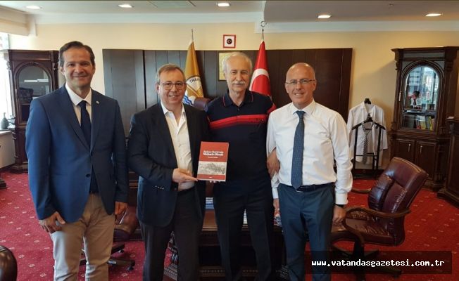 Doç. Dr. Mustafa Hatipler, Rektör Tabakoğlu’na  YENİ KİTABINI TAKDİM ETTİ