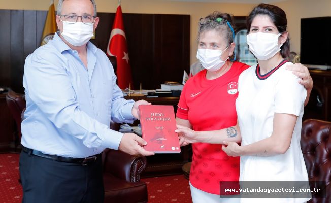 MİLLİ JUDOCU ECEM TAŞIN’DAN REKTÖR TABAKOĞLU’NA ZİYARET