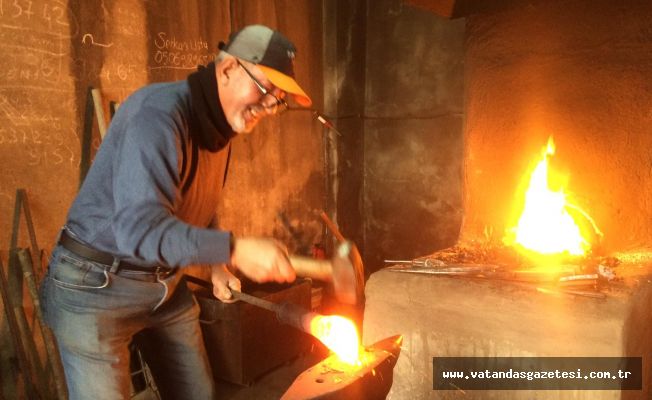 KURTOĞLU, 80 YILLIK ÇEKİÇLE ÖRSTE DEMİRE ŞEKİL VERİYOR