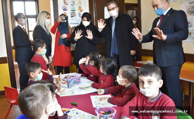 ŞEHİR GÖNÜLLÜLERİ VAKFINDAN, OKUL KÜTÜPHANELERİNE KİTAP DESTEĞİ