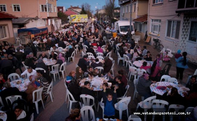AK PARTİ, KARAAĞAÇ MAHALLESİNDE İFTAR VERDİ