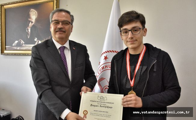 MATEMATİK ŞAMPİYONU, MİLLİ EĞİTİM MÜDÜRÜNÜ ZİYARET ETTİ