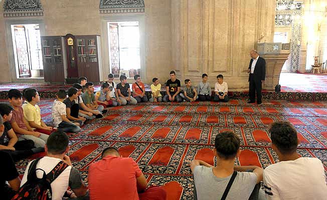 Üzüm, Din Eğitimi için Gelen öğrencilerle Tanıştı