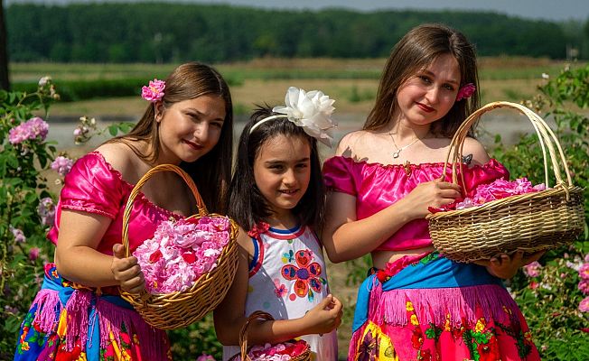 EDİRNE TANITIM VE TURİZM DERNEĞİ ÜYELERİ EDİRNE GÜLÜNÜ TANITMAK İÇİN ÇALIŞIYOR