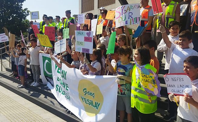 GENÇ GÖNÜLLÜLER, İZMARİTLERİ TOPLAYARAK FARKINDALIK OLUŞTURDU