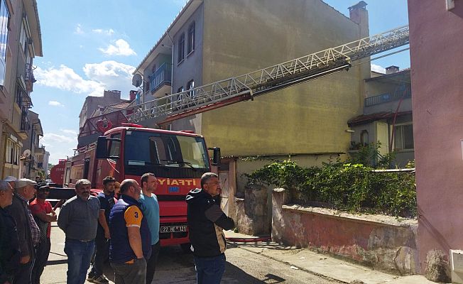 Kaleiçindeki ahşap binada yangın çıktı