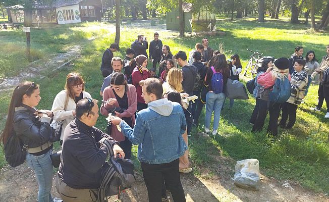 Komşu ülke gençleri Kent Ormanı’nda çevre temizliği yaptılar