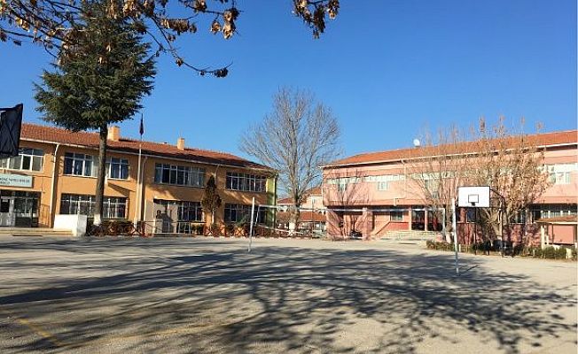 KIZ ÖĞRENCİ, 5 ARKADAŞINI BIÇAKLA YARALADI