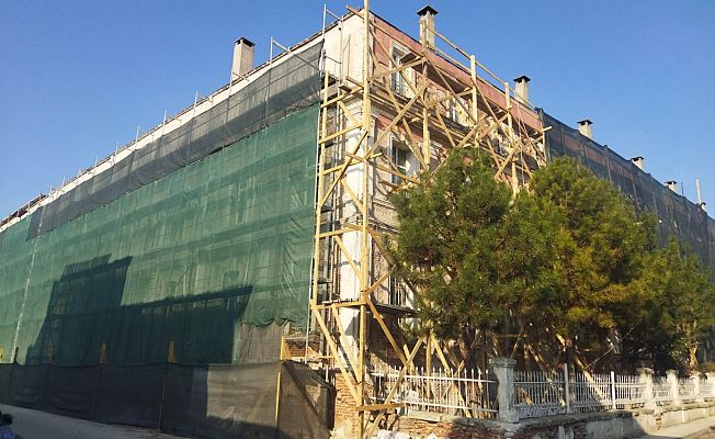 1. MURAT LİSESİNDE ONARIM HIZLA SÜRÜYOR