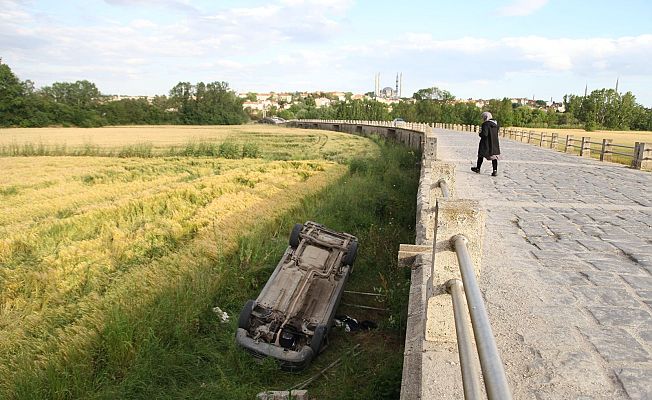 ALKOLLÜ SÜRÜCÜ KÖPRÜDEN UÇTU