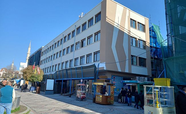 YENİLENEN PTT BİNASI GÖRÜNTÜSÜYLE DİKKAT ÇEKİYOR