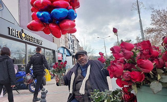SOKAK SATICILARI İSYAN ETTİ: “PARA YOK, SATIŞ YOK!”